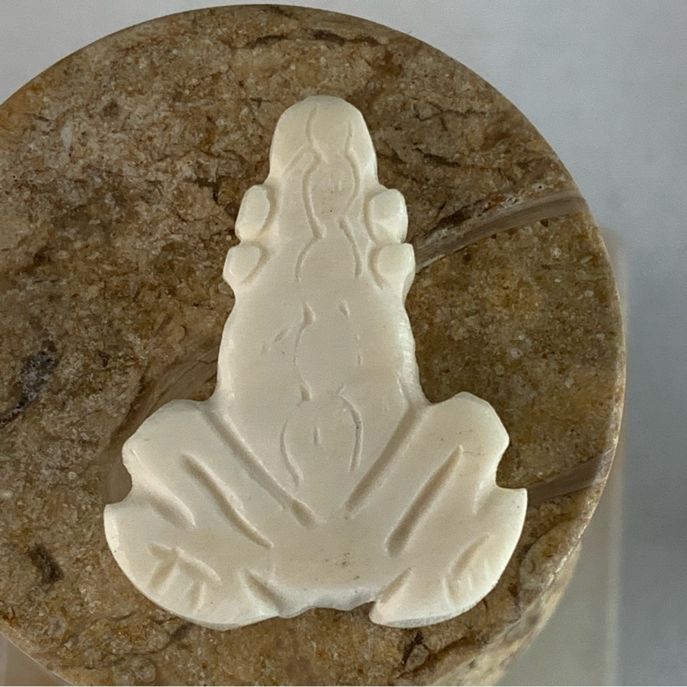 Vintage Natural Bone Bead Frog Hand Carved Fetish Animal Toad Drilled 1.3" x 1" - Picture 7 of 13